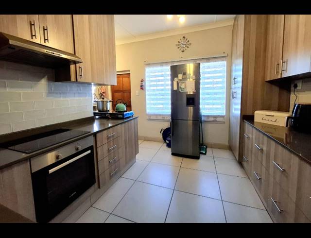 6 BEDROOM HOUSE FOR SALE IN LINMEYER
